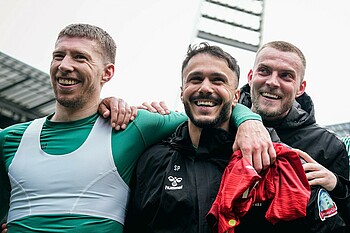 Weiser, Ducksch und Bittencourt lachen.