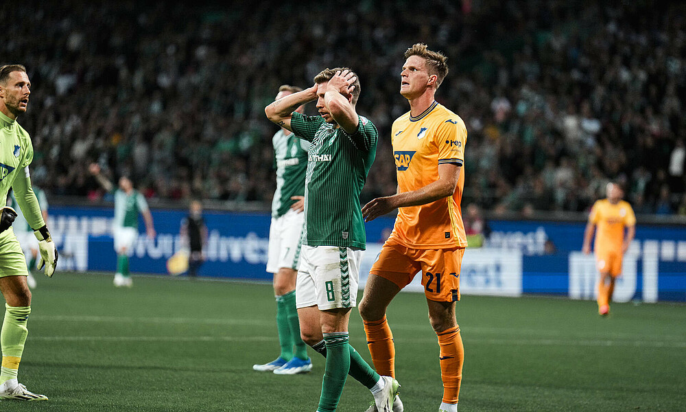 Mitchell Weiser schlägt die Hände über dem Kopf zusammen.