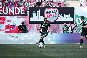 Milos Veljkovic mit dem Ball am Fuß. 