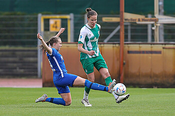 null Hanna Nemeth im Zweikampf mit einer Spielerin des SV Meppen.