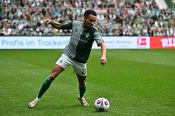 null Felix Agu schlägt eine Flanke