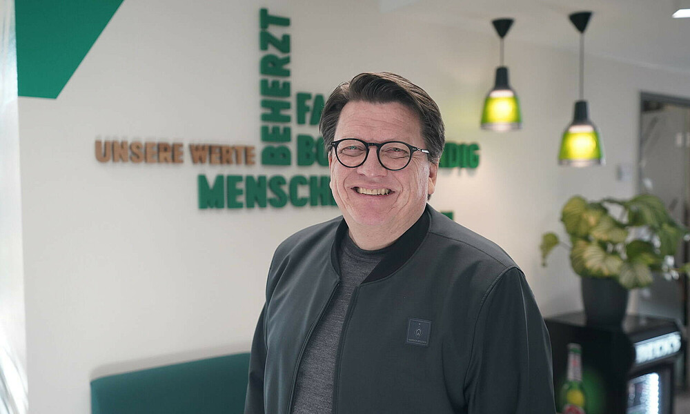 Werder-Präsident Dr. Hess-Grunewald lächelt in die Kamera.