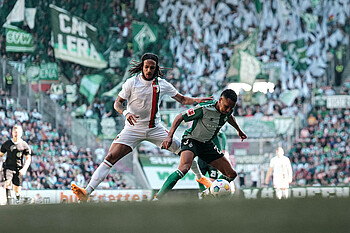 Kevin Mbabu im Zweikampf mit Felix Agu.