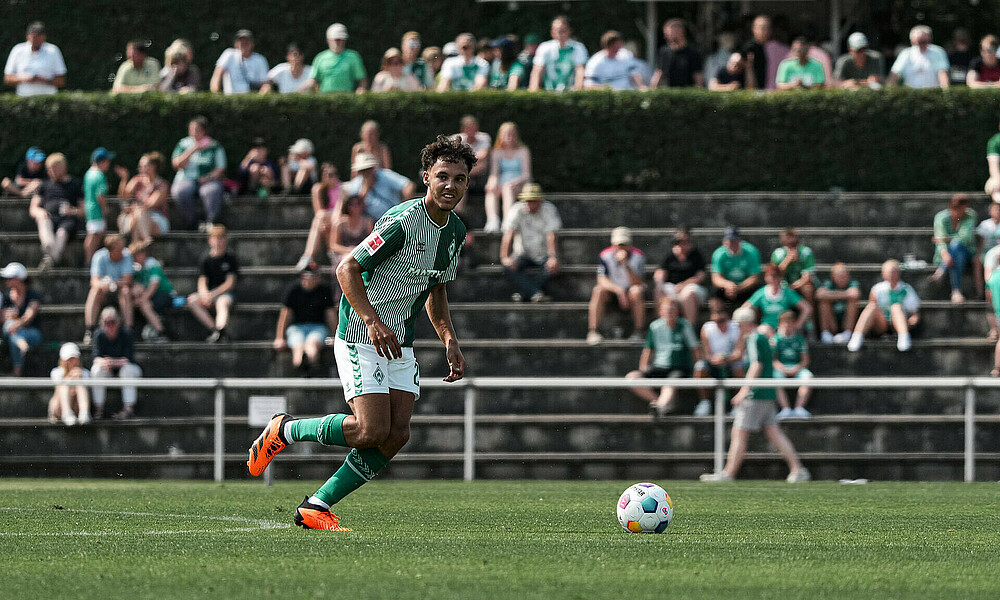Lee Buchanan mit Ball am Fuß
