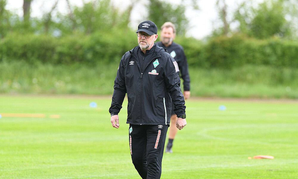 null Thomas Schaaf steht in seinem ersten Training nach seiner Rückkehr.