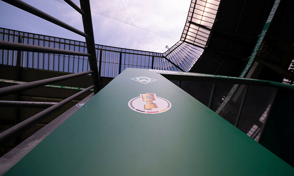 Werder- und DFB-Pokal-Logo am Spielertunnel des wohninvest WESERSTADIONs. 