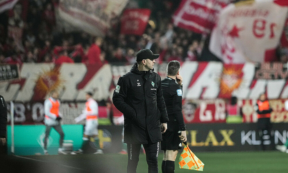 Cheftrainer Ole Werner am Seitenrand beim Heimspiel gegen Mainz
