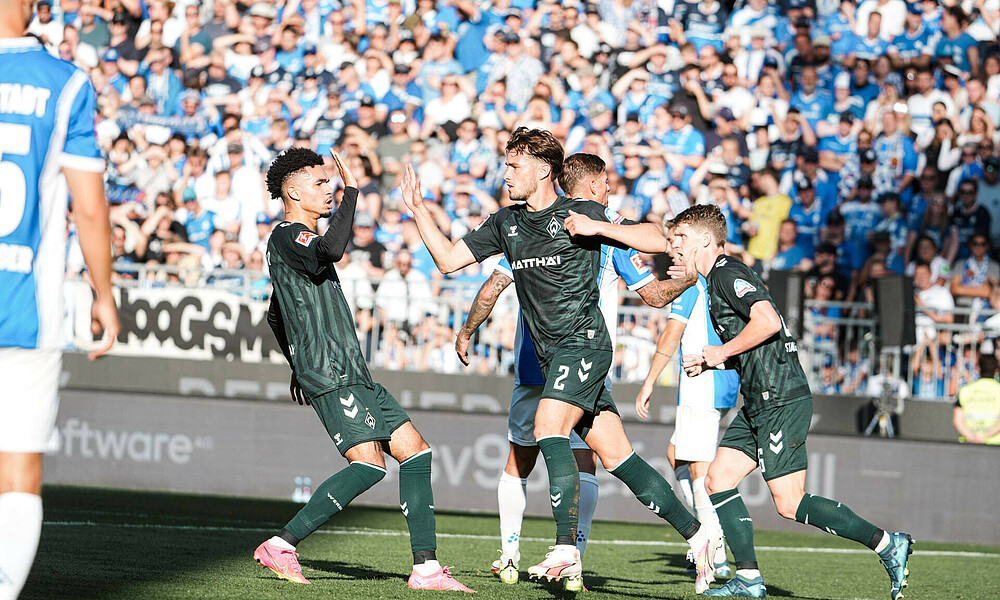 Olivier Deman klatscht mit Justin Njinmah ab. 