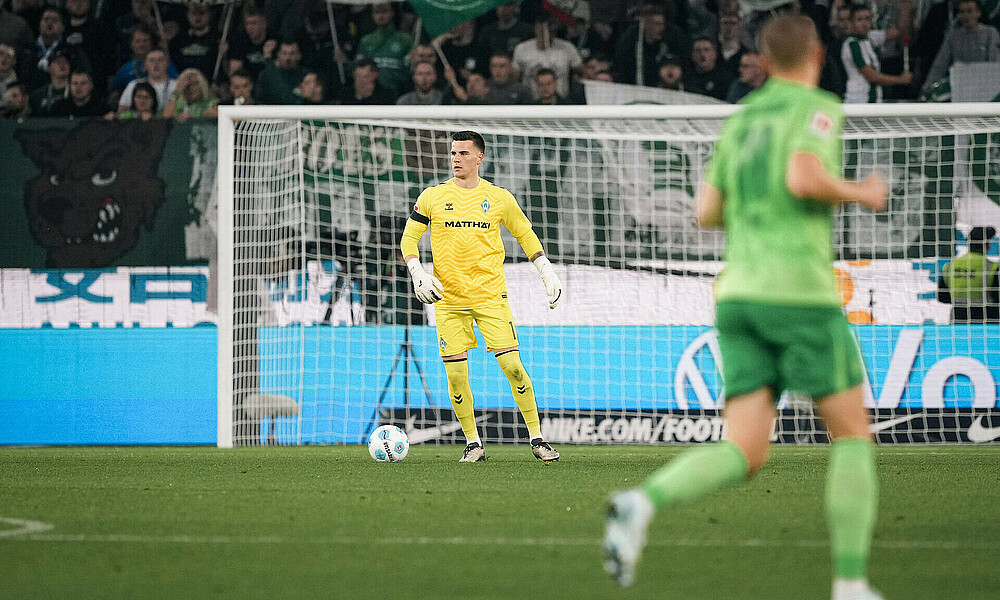 Michael Zetterer mit Ball am Fuß in Wolfsburg. 