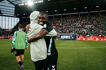 null Derrick Köhn und Justin Njinmah umarmen sich und freuen sich über den Sieg gegen den 1. FSV Mainz 05.