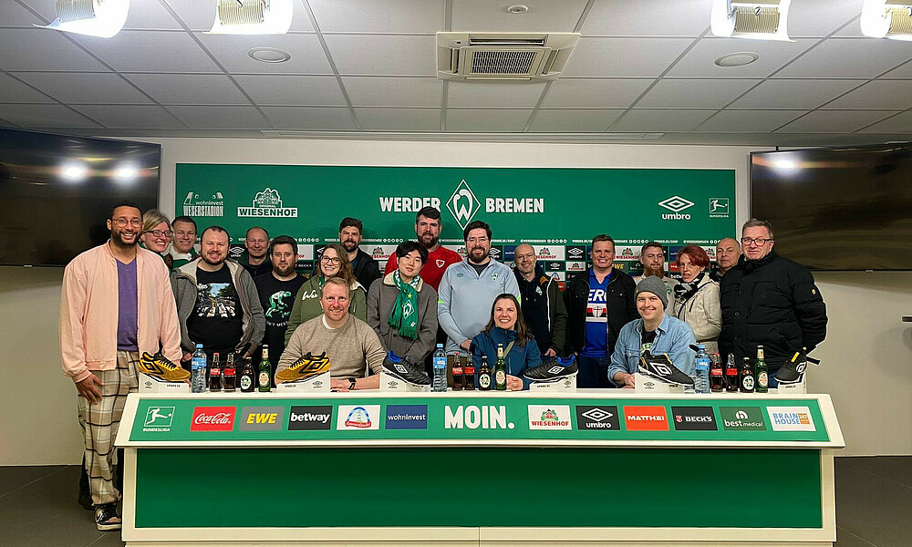 Die Teilehmer des International Werder Weekend im PK-Raum des SV Werder.