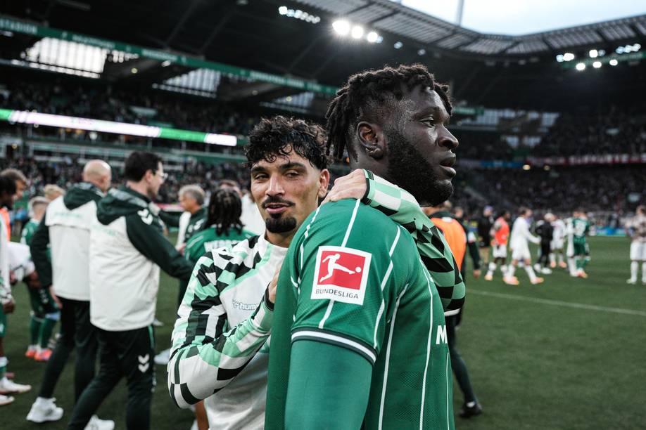 Cameron Puertas hat den Arm um Victor Boniface gelegt.