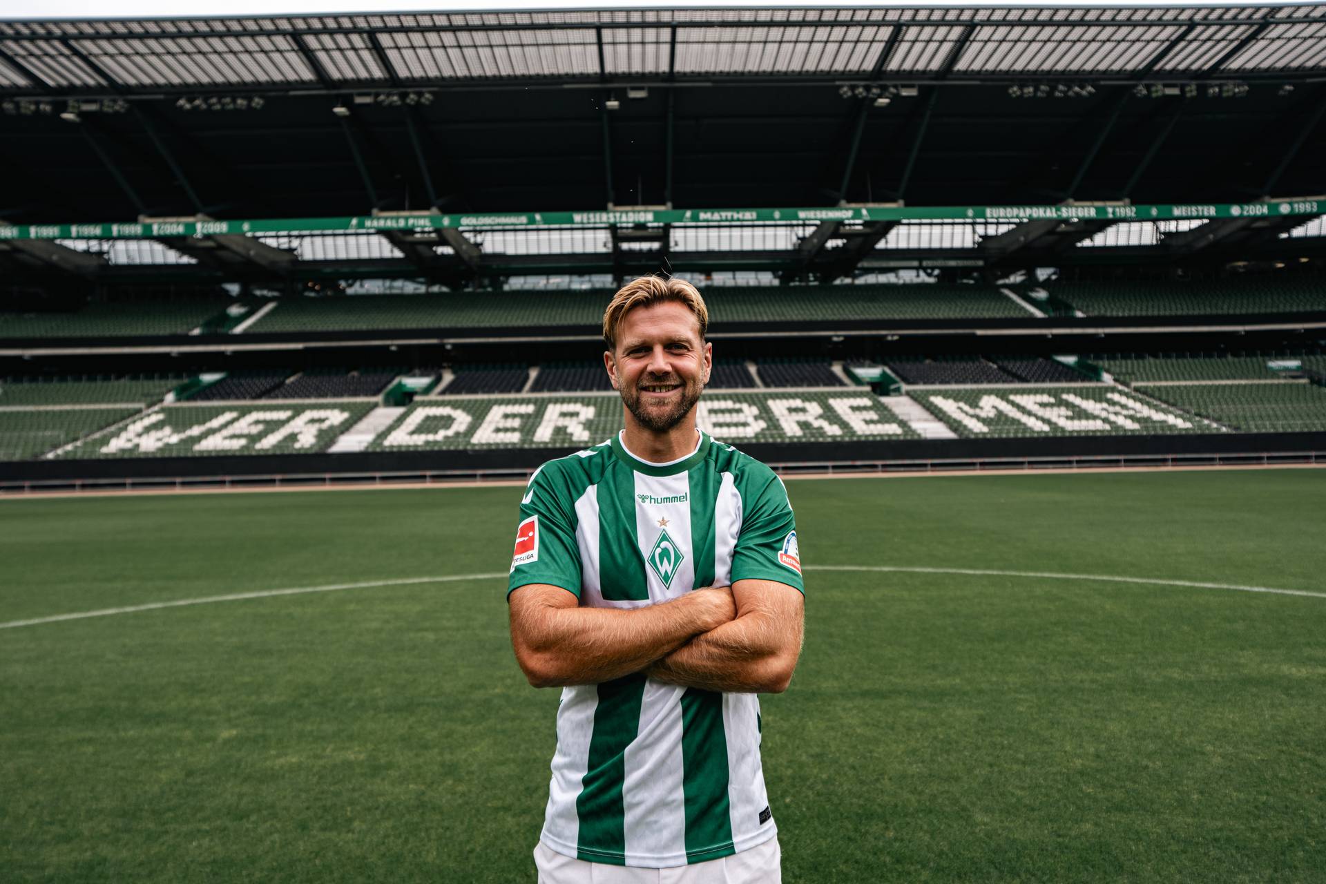 Niclas Füllkrug mit verschränkten Armen im Weserstadion.