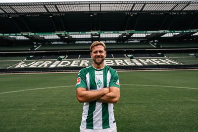 Niclas Füllkrug mit verschränkten Armen im Weserstadion.