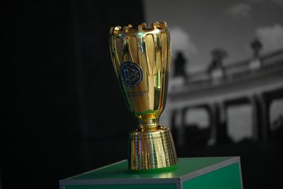Der DFB-Pokal der Junioren auf einem Podest.