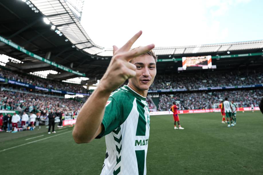 Chuki zeigt im Weserstadion mit der rechten Hand eine drei in die Kamera, um nach dem Sieg gegen RB Leipzig die Anzahl der gewonnenen Punkte zu symbolisieren.