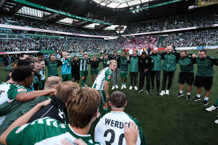 Marco Grüll steht nach Abpfiff im Mannschaftskreis.