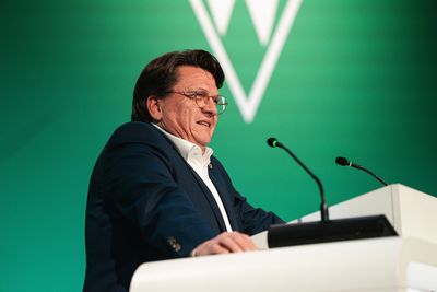 Dr. Hubertus Hess-Grunewald auf dem Podium bei der Mitgliederversammlung.