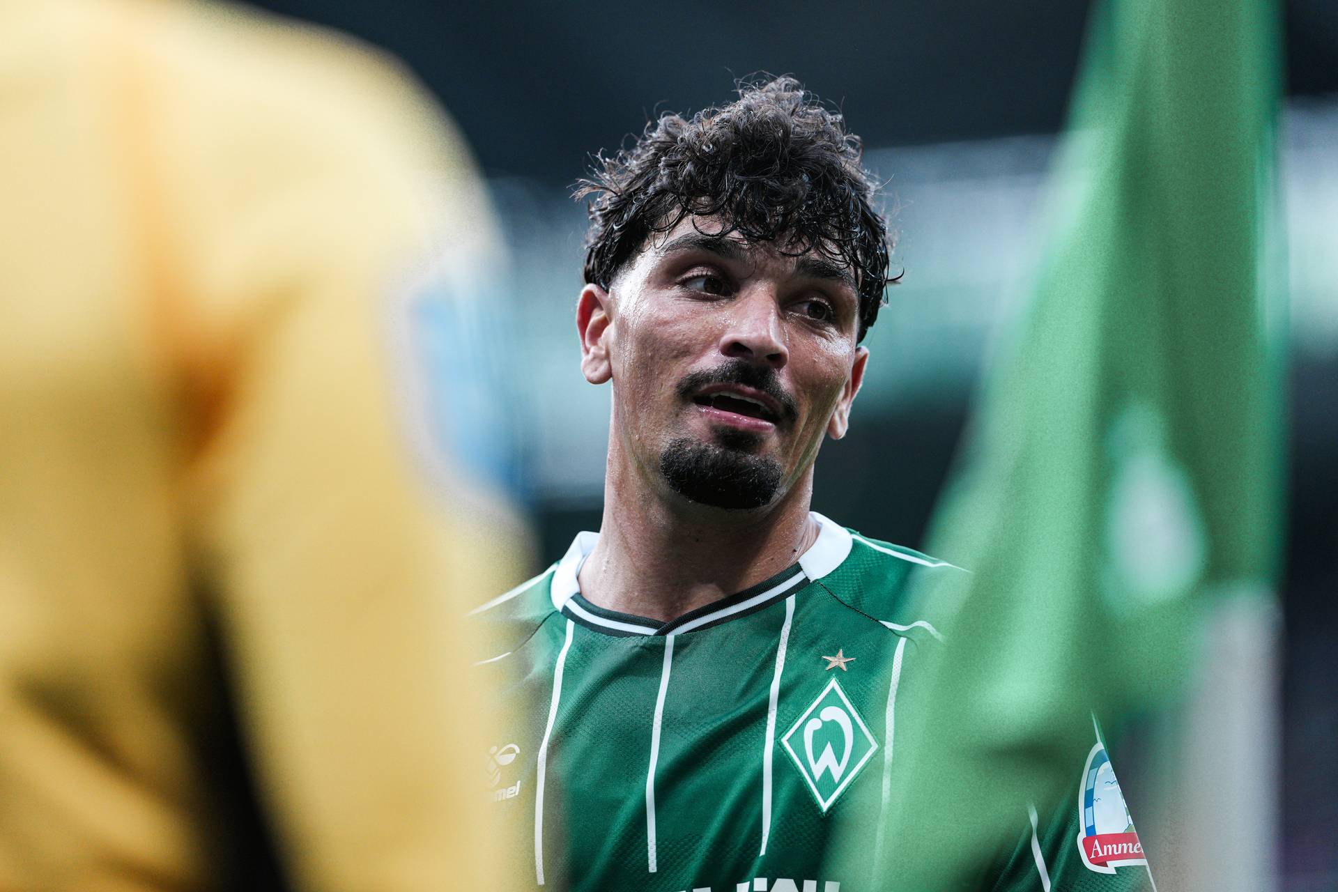 Puertas in Nahaufnahme im Heimtrikot an der Eckfahne