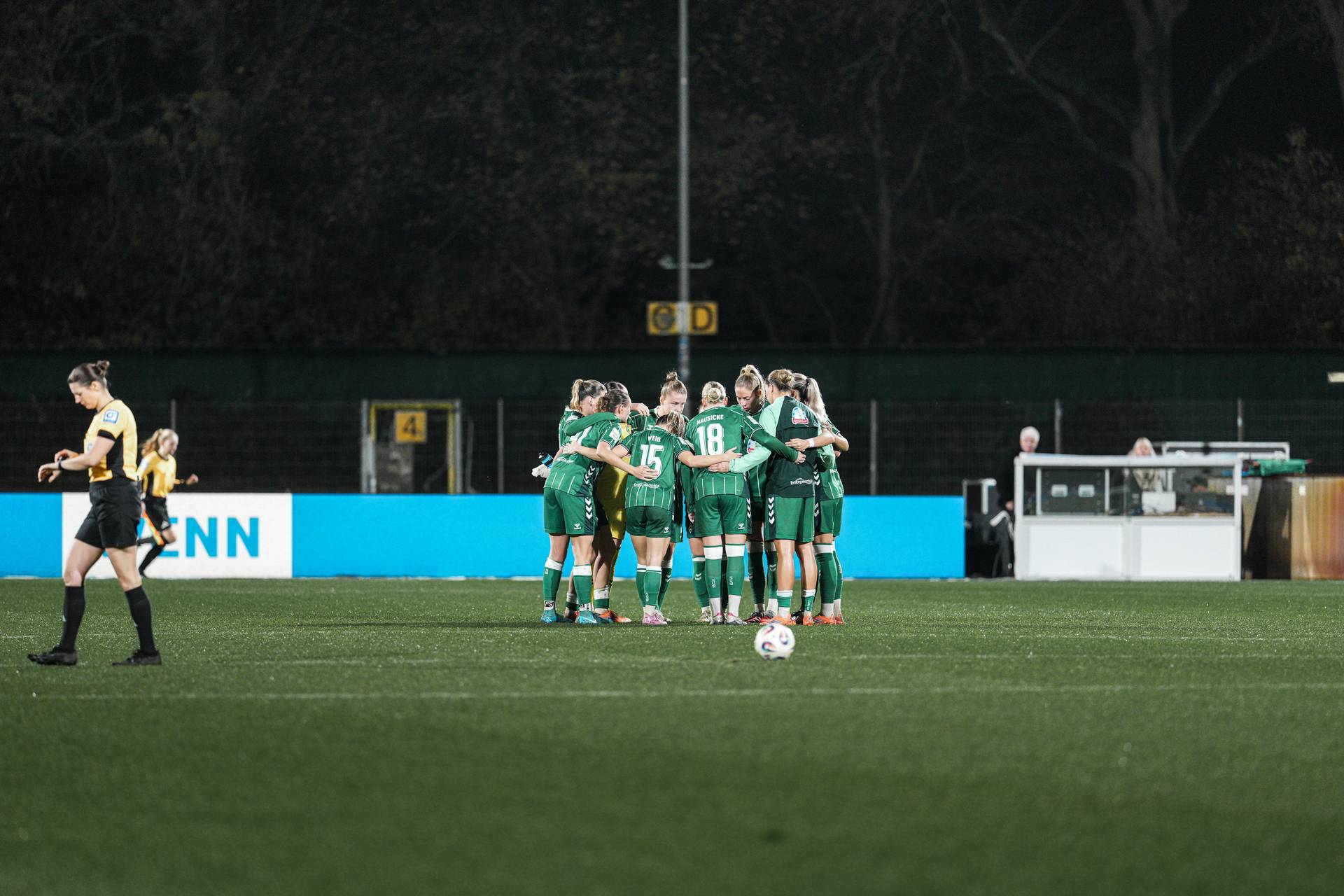Die Werderfrauen stehen auf Platz 11 im Kreis und haben die Arme umeinander gelegt.