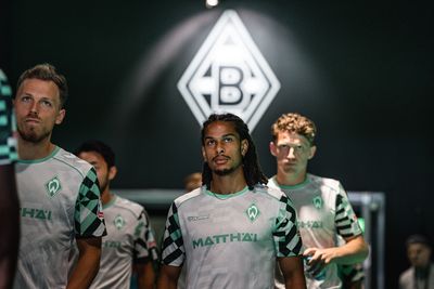 Isaac Schmidt und Jens Stage im Spielertunnel.