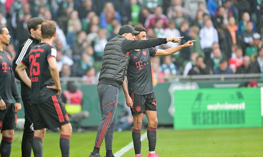 null Tuchel an der Seitenlinie mit Erklärungen an Musiala.