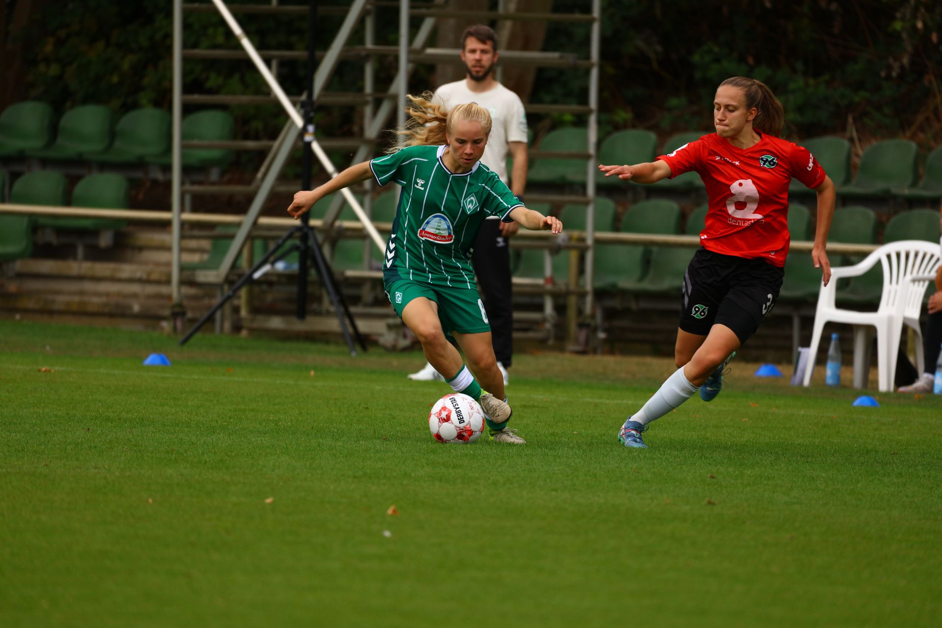 Eine Werder-Spielerin der 2. Frauen setzt sich mit dem Ball gegen eine Spielerin von Hannover 96 durch.