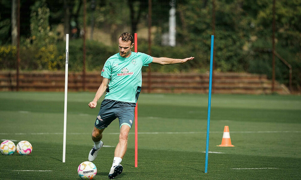 null Christian Groß schießt einen Ball.