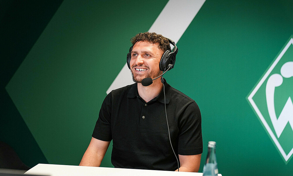 Milos Veljkovic mit Headset in einem der TV-Studios. 