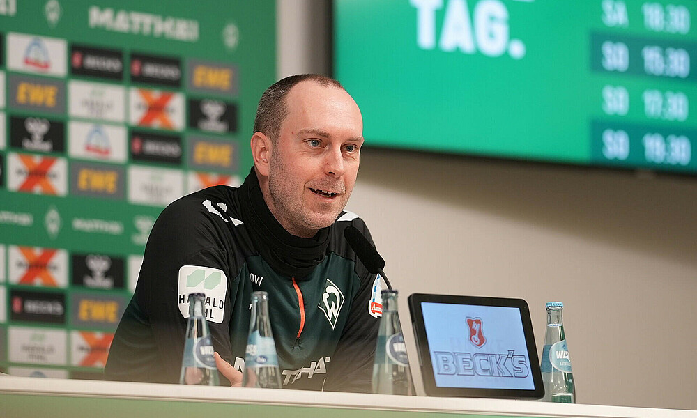 null Werder-Cheftrainer Ole Werner auf dem Podium bei der Pressekonferenz im Weserstadion