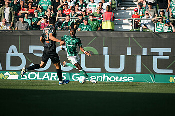 Derrick Köhn mit Ball am Fuß. 