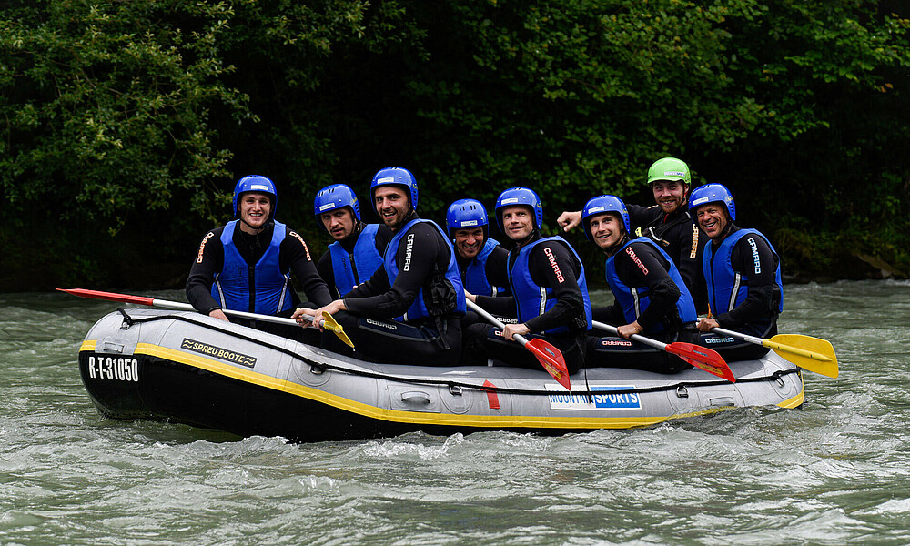 Die Werder-Profis sitzen in einem Boot und fahren die Ziller herunter.