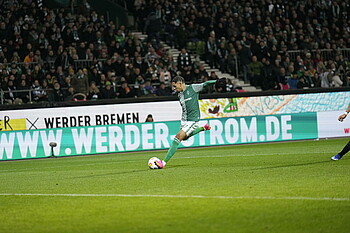 Justin Njinmah holt zum Schuss aus.