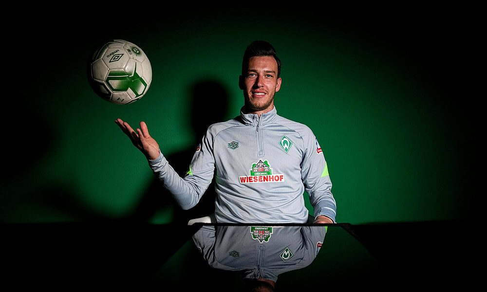 null Werders Torhüter Jiri Pavlenka mit einem Fußball.