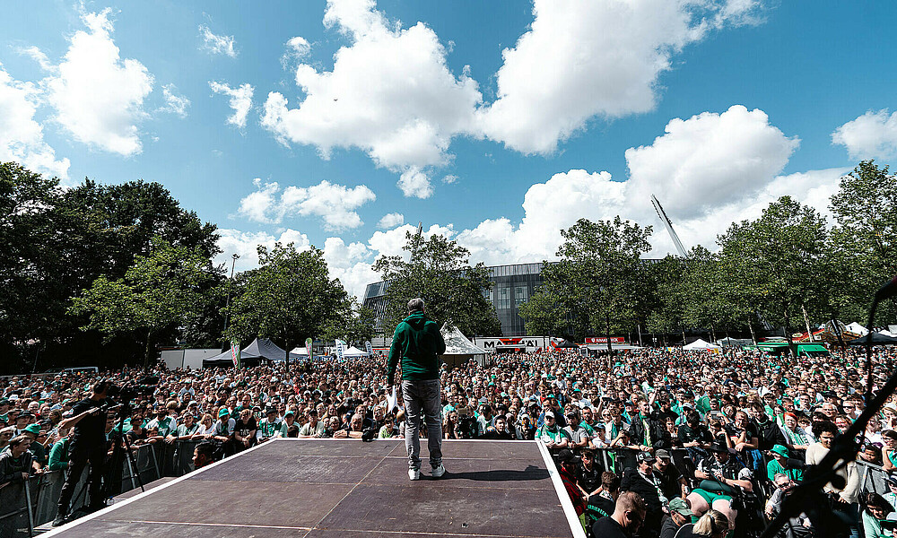 Die Bühne beim Tach der Fans 2023 mit Blick in die Werder-Fan-Menge und aufs Weserstadion