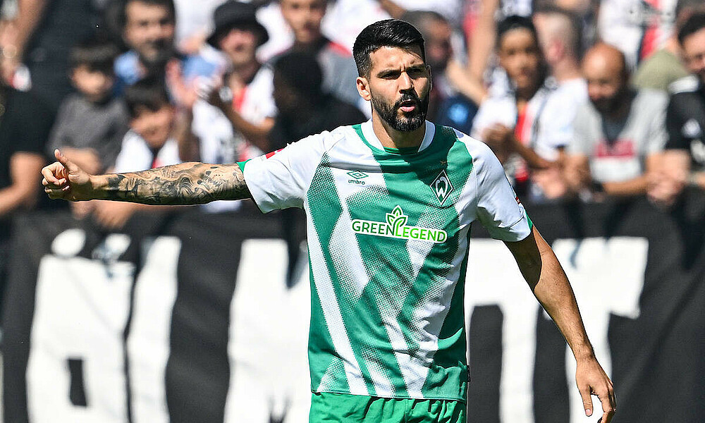 null Anthony Jung streckt den Arm aus.