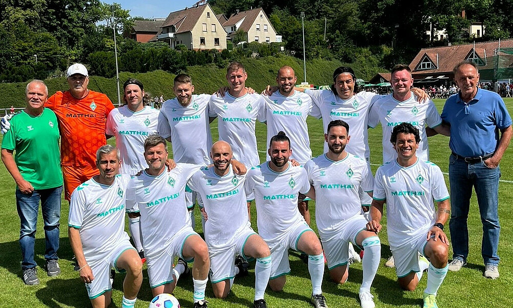 Die Werder Legenden haben sich für ein Mannschaftsfoto aufgestellt.