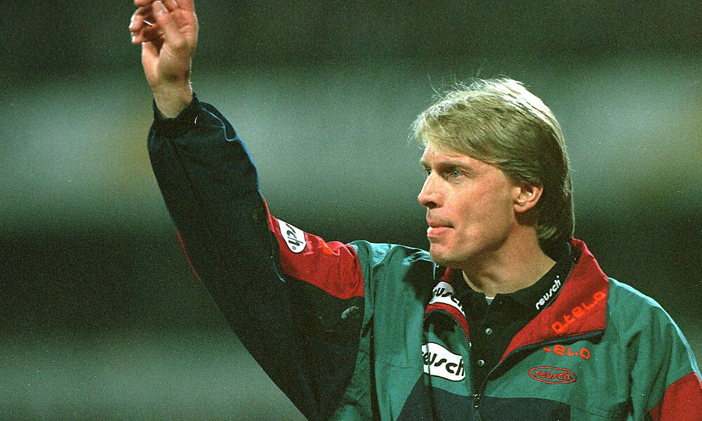 Wolfgang Sidka gestikuliert an der Seitenlinie. 