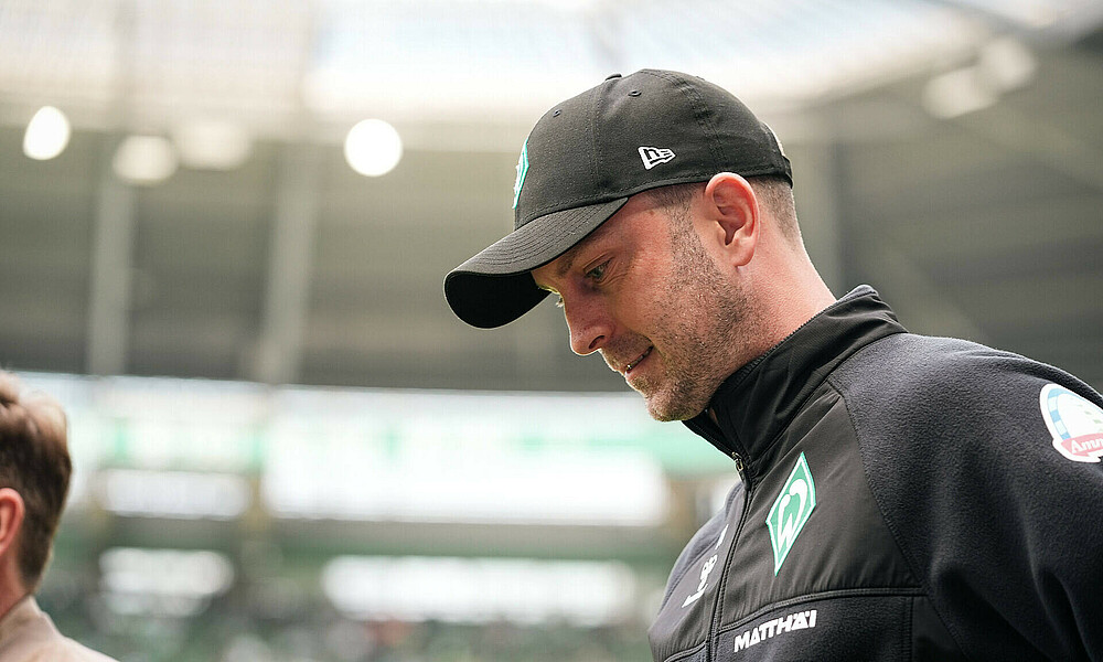 Ole Werner lächelt mit gesenktem Kopf