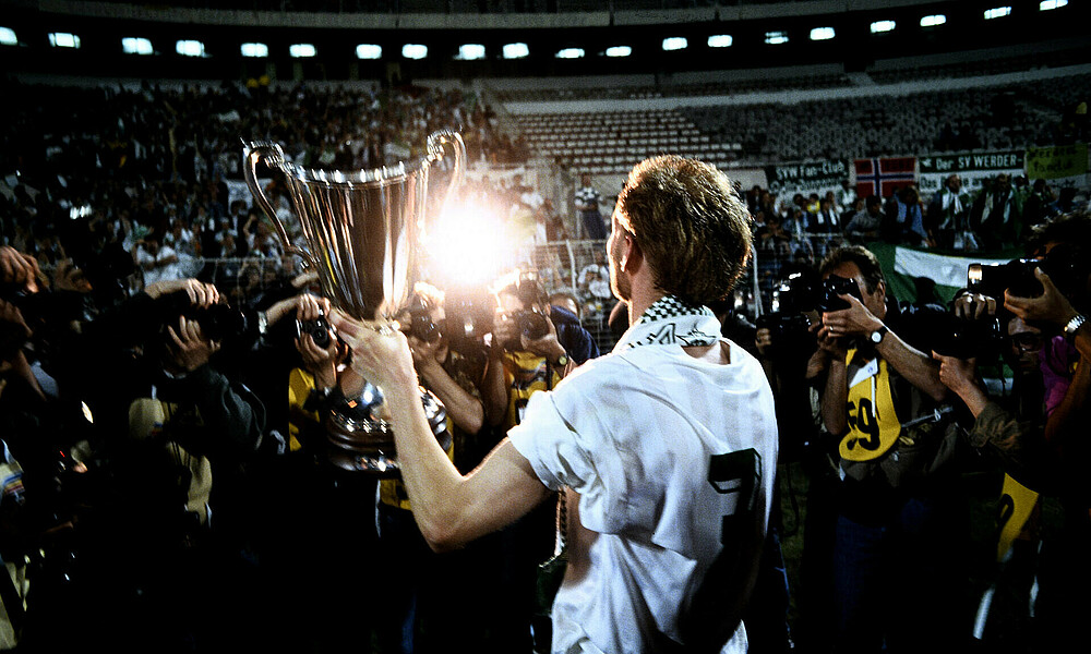 Dieter Eilts mit dem Europapokal der Pokalsieger.