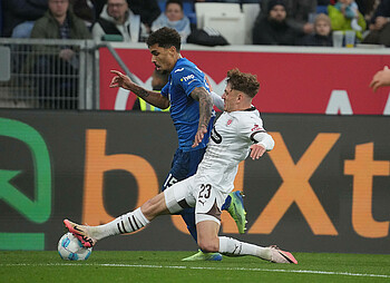 null St. Paulis Philipp Treu im Zweikampf mit einem Hoffenheimer