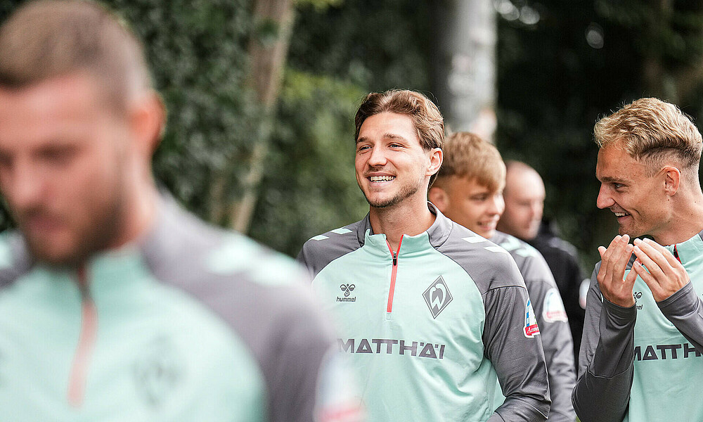 null Niklas Stark lacht auf dem Weg zum Trainingsplatz.