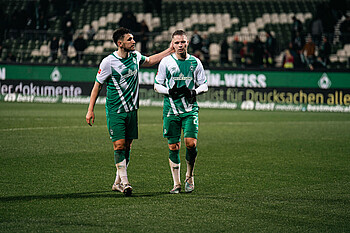 Milos Veljkovic muntert Niklas Schmidt auf. 