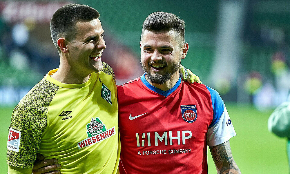 null Marnon Buch mit Michael Zetterer Arm in Arm.