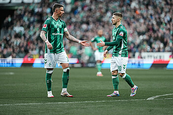 Romano Schmid und Marco Friedl auf dem Platz. 