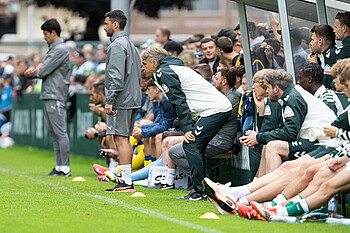 Horst Steffen mit Blick auf das Spielfeld. 