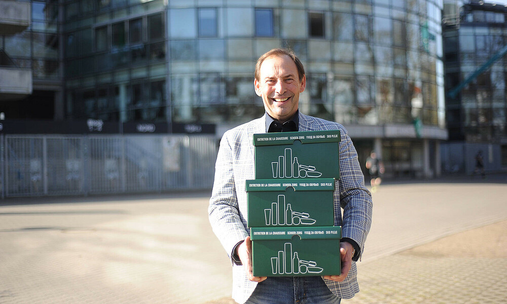 null Frank Becker vor dem Wohninvest Weserstadion