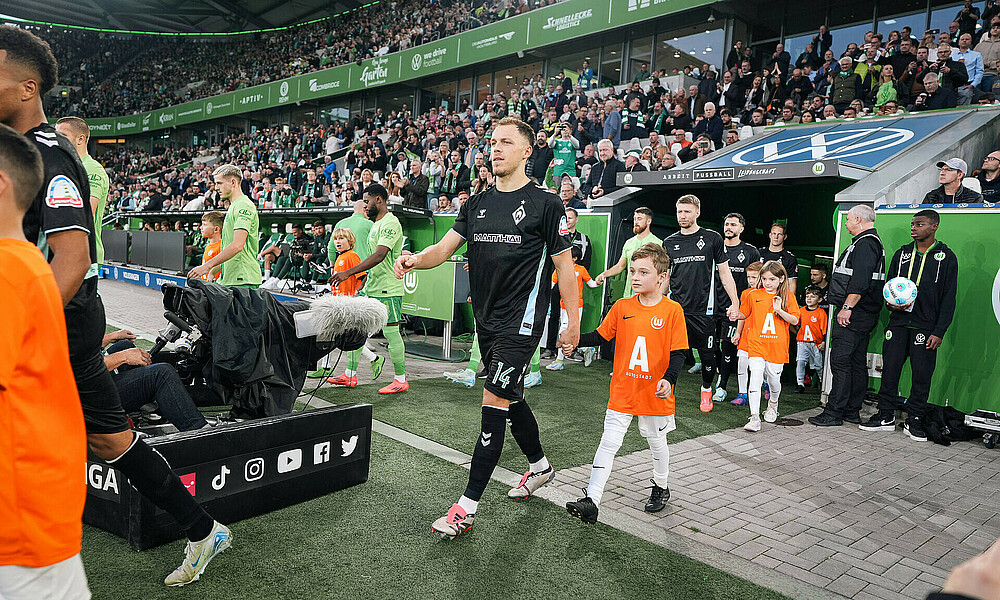 Senne Lynen marschiert in Richtung Platz. 