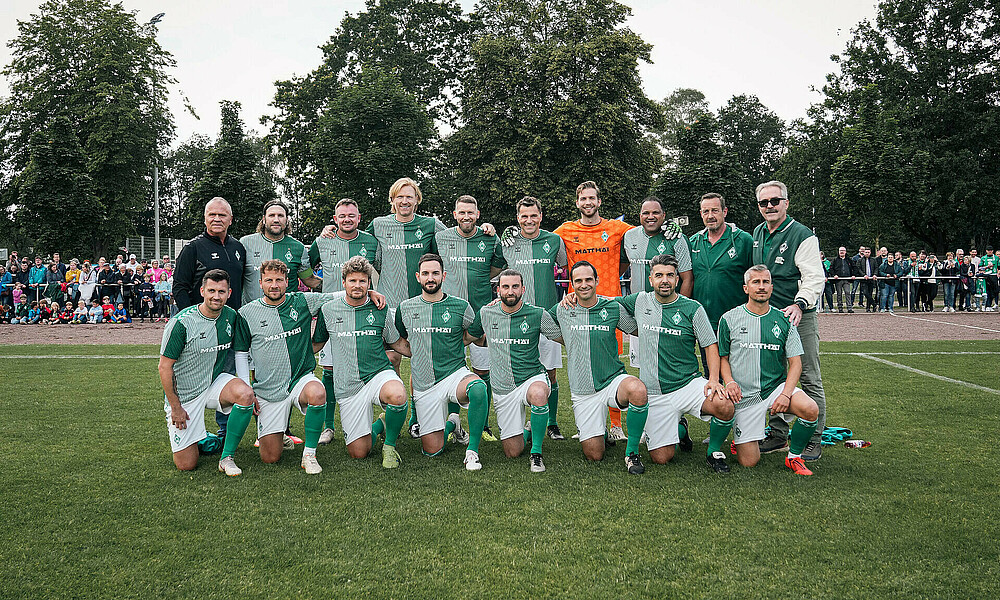 Die WERDER Legenden mit einem Mannschaftsbild vor dem Spiel