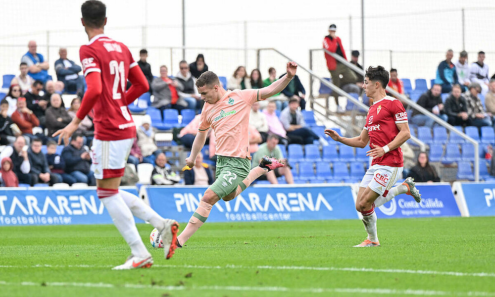 Niklas Schmidt mit dem Schuss zum Tor. 